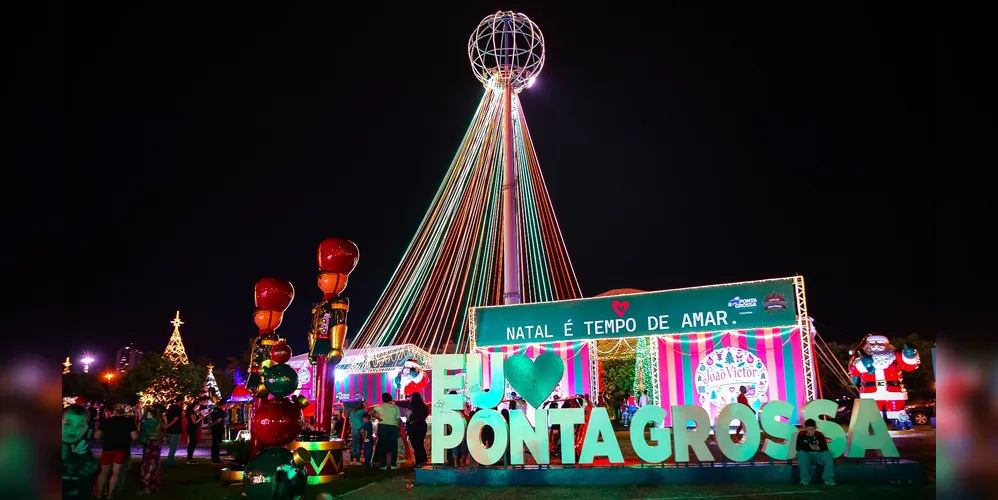 Praças de Ponta Grossa estão enfeitadas para o Natal