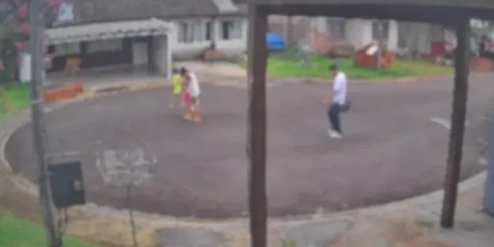 As imagens mostram o homem pegando a roda e jogando-a contra a cabeça de uma menina