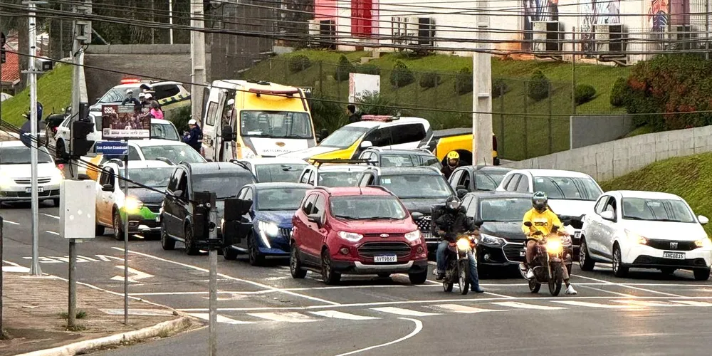 Trânsito intenso é registrado na avenida Bispo Dom Geraldo Pellanda