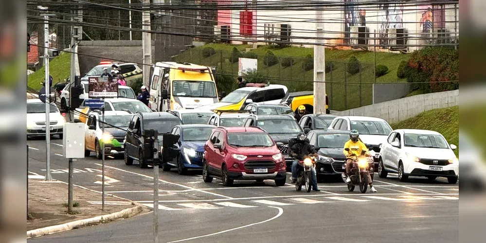 Trânsito intenso é registrado na avenida Bispo Dom Geraldo Pellanda