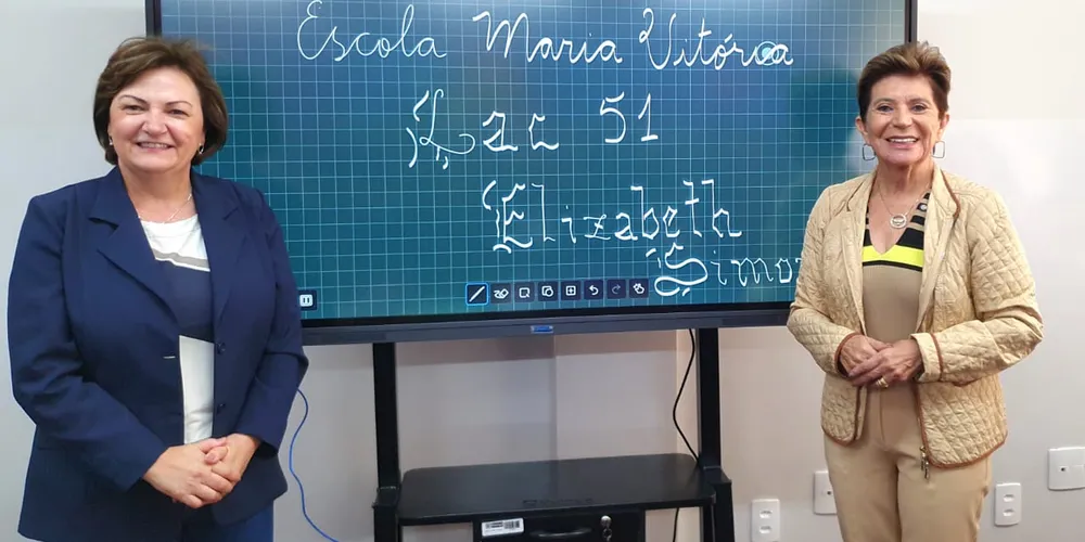 A secretária municipal de Educação, Simone Neves, ao lado da prefeita de Ponta Grossa, Elizabeth Schmidt