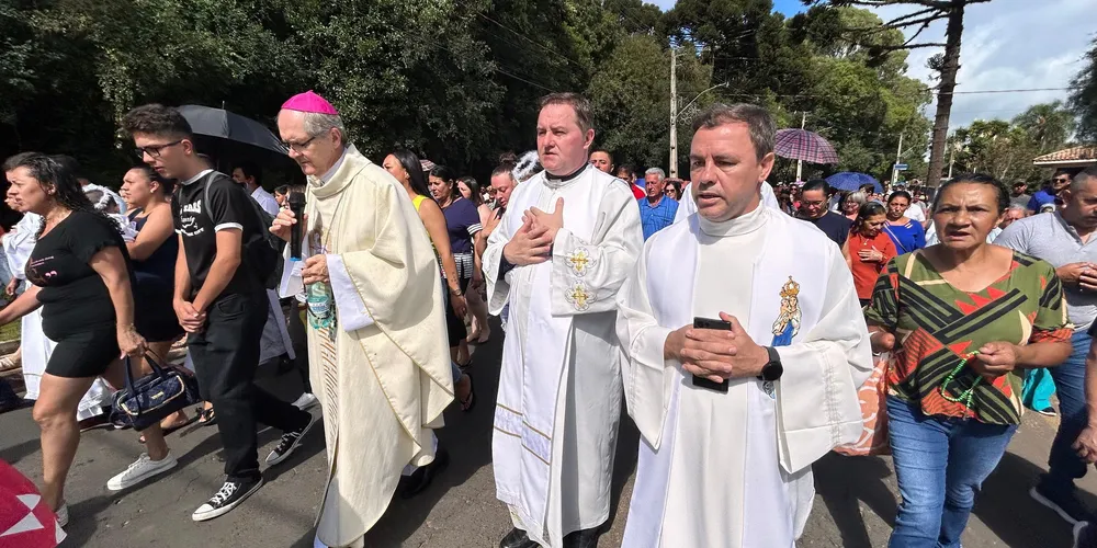 Dom Bruno e os padres vieram em peregrinação ao lado do povo