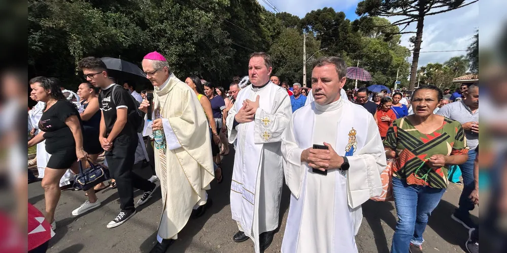 Dom Bruno e os padres vieram em peregrinação ao lado do povo