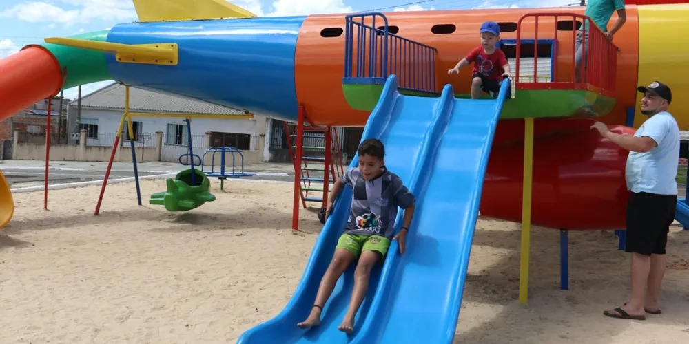 Praça do Jardim Esplanada recebeu um parquinho temático de avião