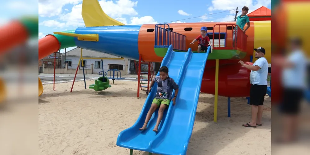 Praça do Jardim Esplanada recebeu um parquinho temático de avião