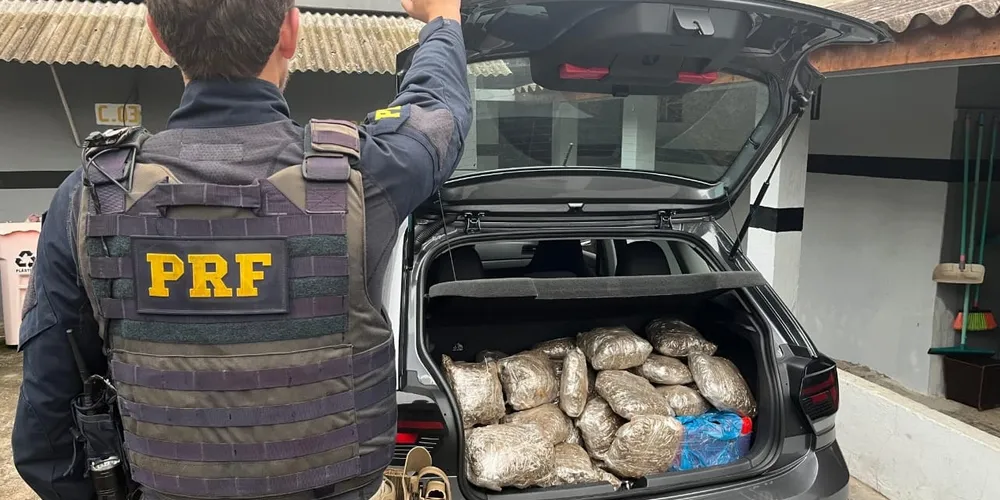 Droga foi encontrada no porta-malas e no assoalho do veículo