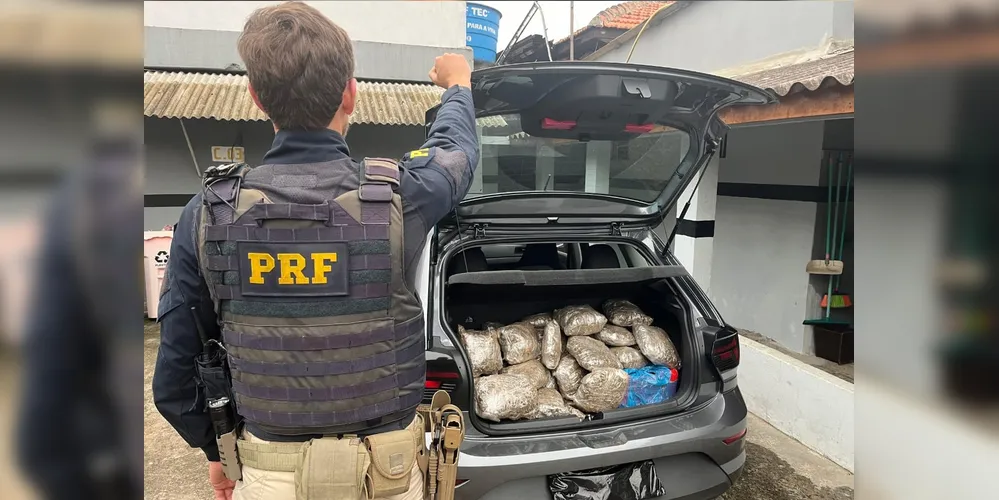 Droga foi encontrada no porta-malas e no assoalho do veículo