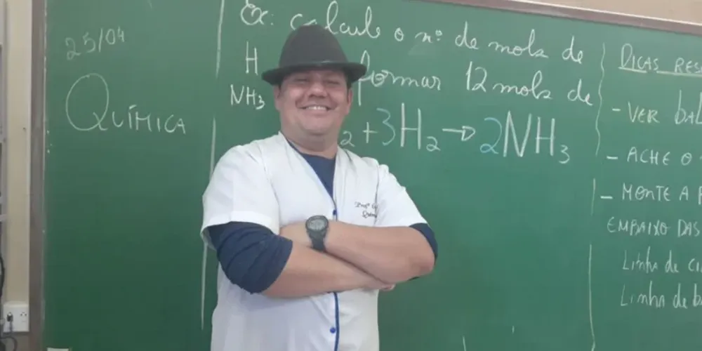 Ericson Rodrigues Carneiro é professor de química
