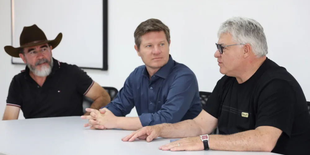 José Ailton Vasco, Santin Roveda e Altamir Sanson estiveram em reunião no gabinete da Prefeitura de Palmeira.