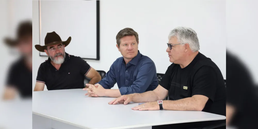 José Ailton Vasco, Santin Roveda e Altamir Sanson estiveram em reunião no gabinete da Prefeitura de Palmeira.