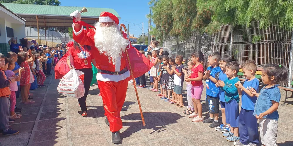 Papai Noel dos Correios faz a alegria das crianças de Ponta Grossa