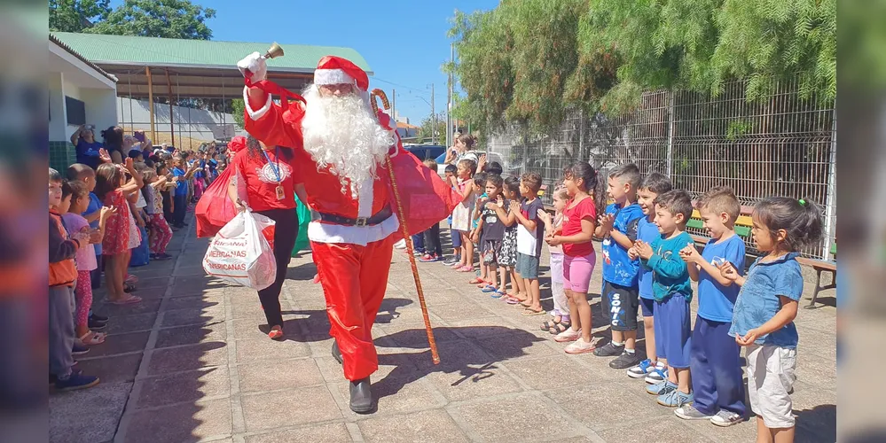 Papai Noel dos Correios faz a alegria das crianças de Ponta Grossa