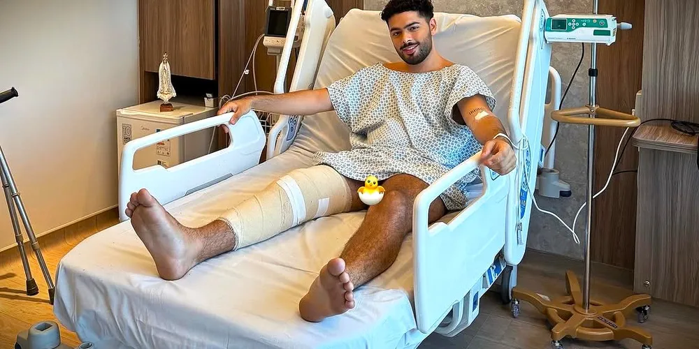 Artista fez uma operação no ligamento do joelho