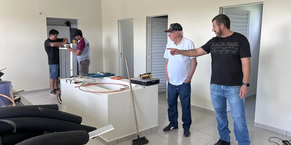 Equipamentos não foram instalados porque não passam pela porta.