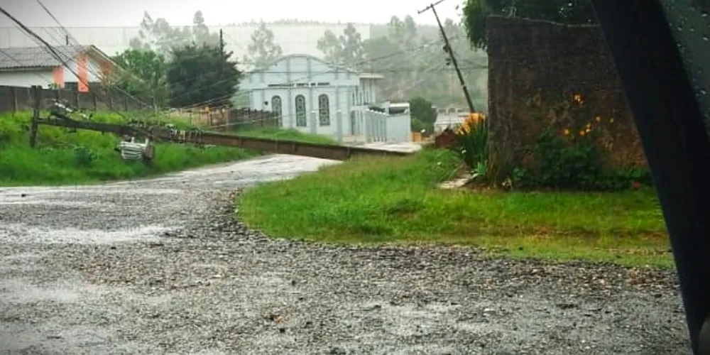 Poste de energia caiu sobre a via pública