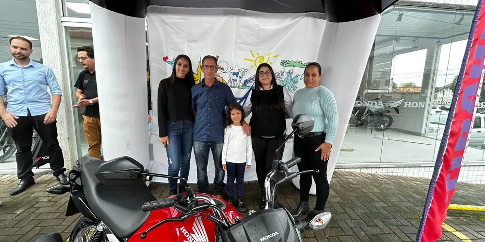 Luana da Silva Oliveira comprou um relógio da Joalheria Lino Lopes e ganhou a moto zero km