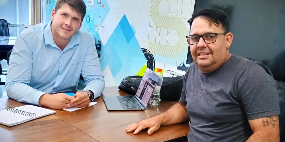 Vereador Professor Careca (à direita) se encontrou com o secretário de Infraestrutura e Planejamento, Luiz Henrique Honesko (à esquerda), nesta sexta-feira