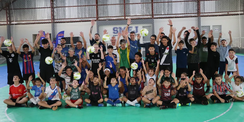 Os alunos são divididos em turmas mistas de meninos e meninas com idades entre 7 e 10 anos e adolescentes de 11 a 14 anos