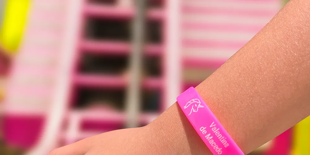 Para evitar que as crianças se percam, a recomendação é o uso de pulseiras de identificação, que facilitam o reencontro com seus responsáveis.