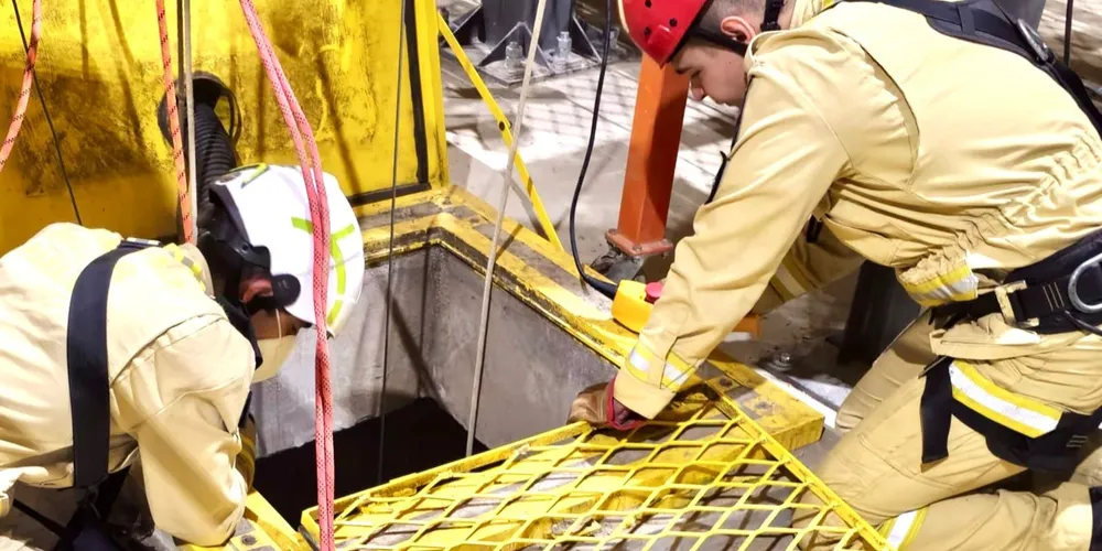 Equipe usou sistema de resgate vertical para retirar o trabalhador do silo