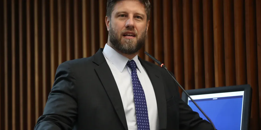 Requião Filho deixa PT e busca novo partido mirando em 2026