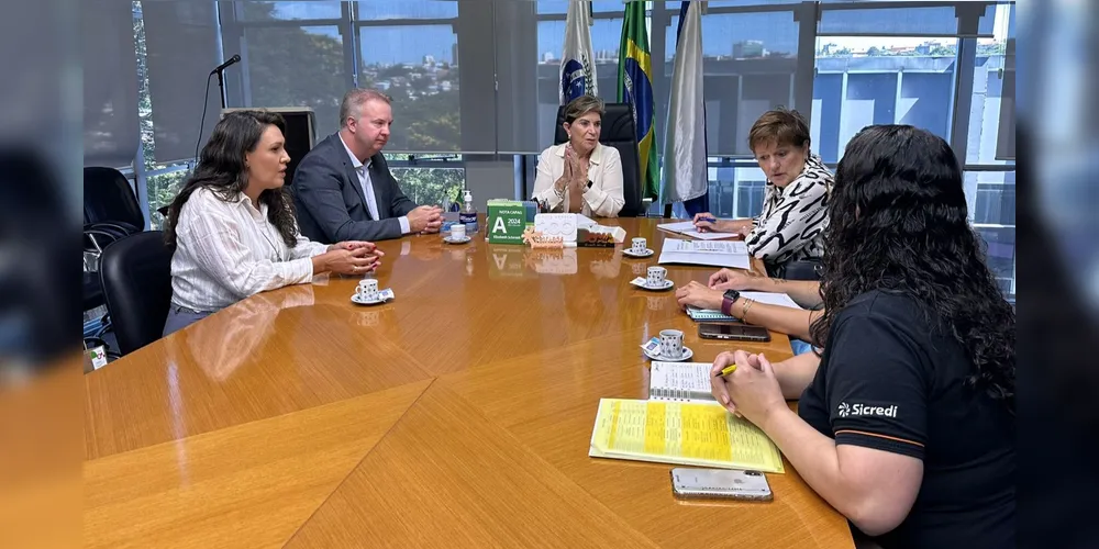 Encontro aconteceu no gabinete da prefeita Elizabeth Schmidt nesta quarta-feira (15)