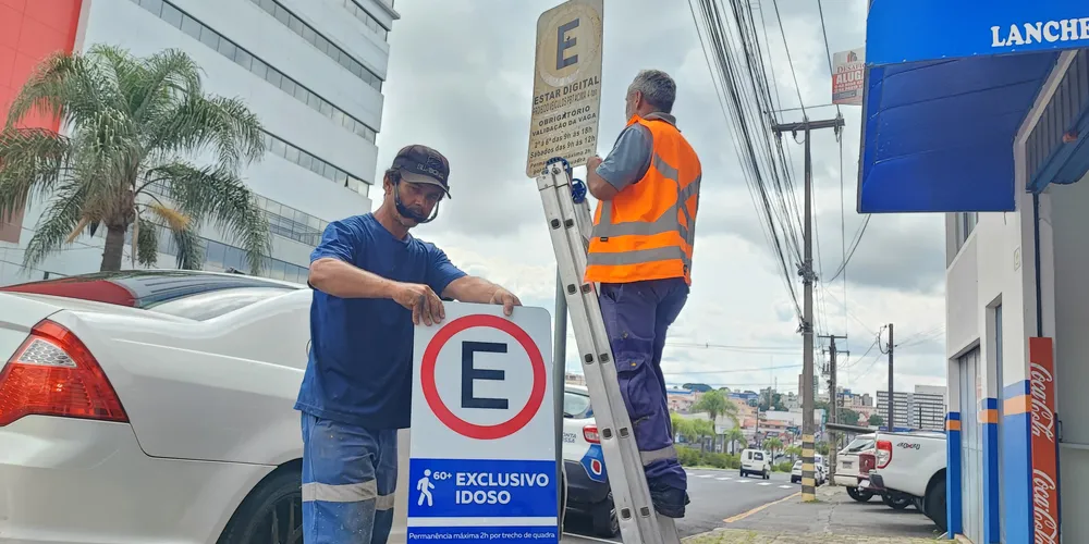 Equipes trabalham na revitalização da sinalização da região central