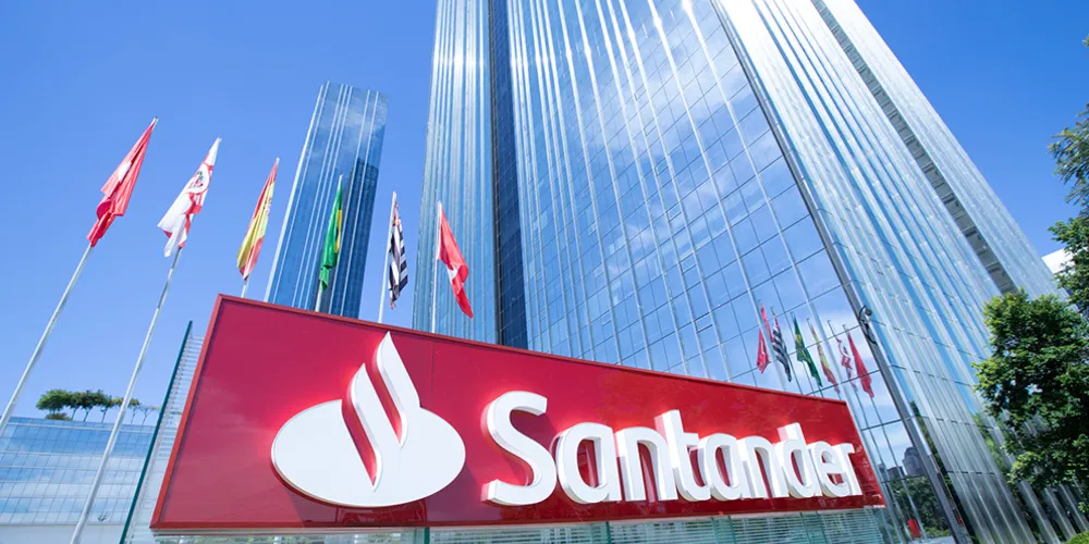 Para participar do processo seletivo do Programa de Estágio do Santander é necessário estar cursando a partir do segundo semestre da graduação de bacharel ou tecnólogo