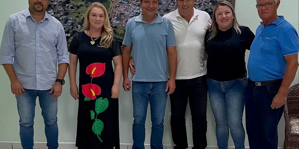 A reunião aconteceu no gabinete da Prefeitura Municipal de Curiúva