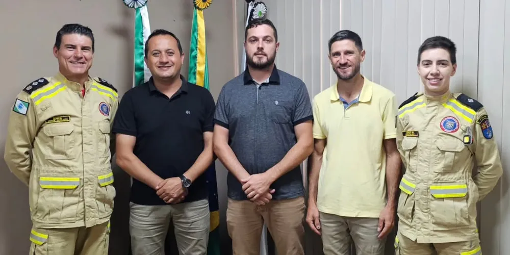 O prefeito Mario Cezar e seu vice Cristian Borges se reuniram com lideranças do Corpo de Bombeiros de Irati