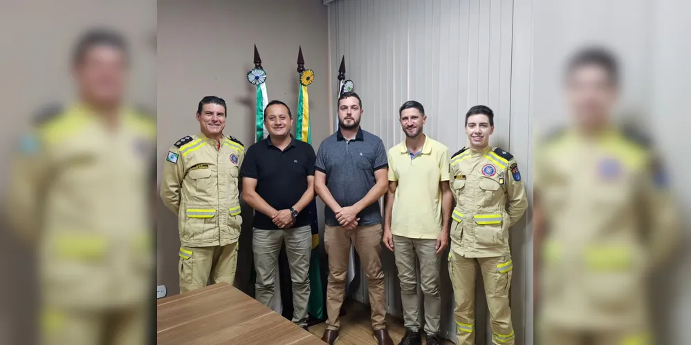 O prefeito Mario Cezar e seu vice Cristian Borges se reuniram com lideranças do Corpo de Bombeiros de Irati