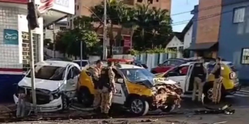 Dois policiais e um civil ficaram feridos, segundo o Corpo de Bombeiros