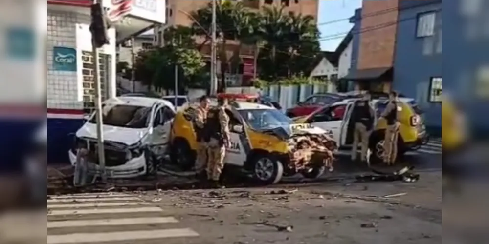 Dois policiais e um civil ficaram feridos, segundo o Corpo de Bombeiros