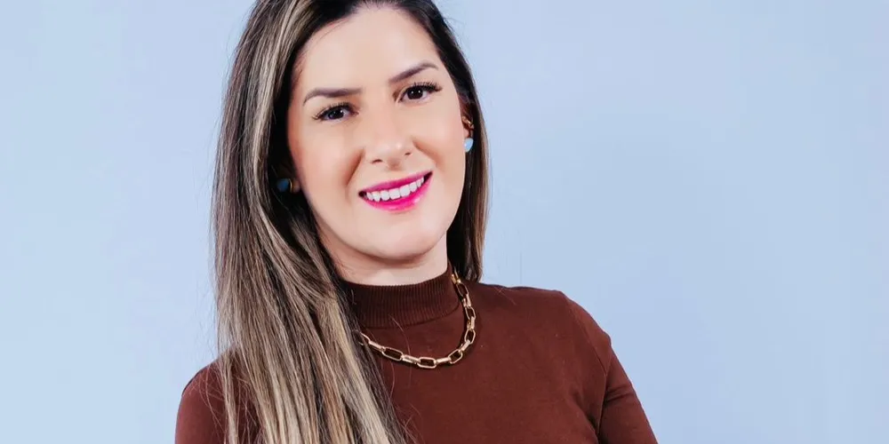 A nova secretária é formada em Educação Física (Licenciatura e Bacharelado) e Pedagogia