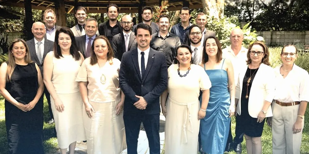 Prefeito eleito Emiliano Gomes posa para foto ao lado da vice-prefeita Drª. Larissa e da nova composição do Governo de Irati