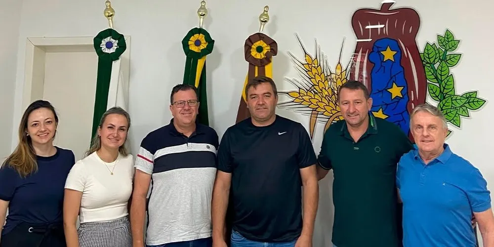 Adelmo Klosowski (PSD) recebeu em seu gabinete o vereador Valdecir Antônio (PL) e a equipe da Secretaria de Saúde