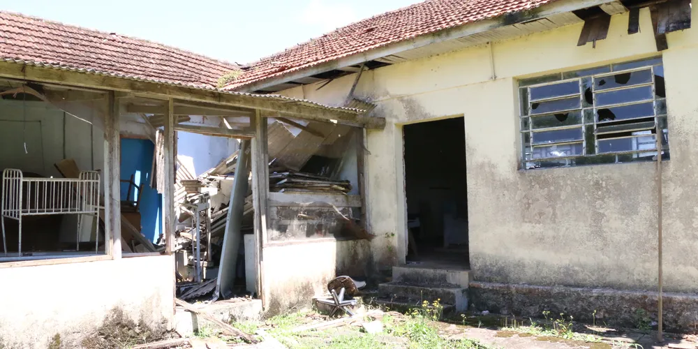 A primeira ação é retirar todo o entulho do local e separar o que pode ser aproveitado