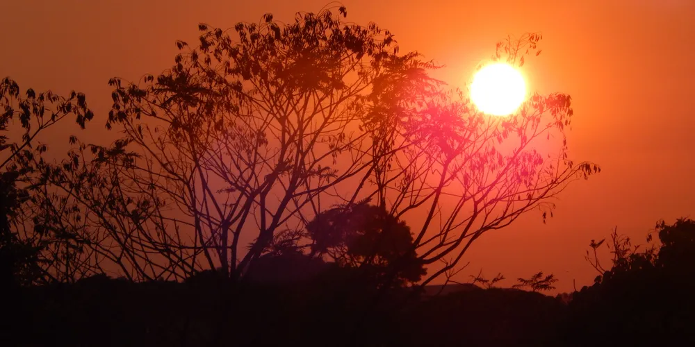 Sol deve brilhar forte ao longo do dia e aumentar a sensação de calor