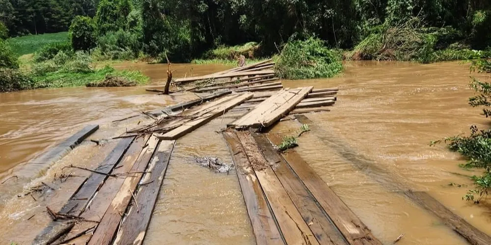 As chuvas causaram alagamentos e prejuízos nas localidades de São Bento, Agudos, Iapará, Faxinal, Vasto Horizonte e Capivari