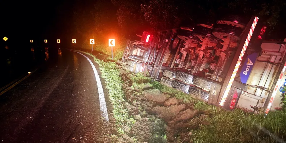 Caminhão com placas de Maringá tomba em Inácio Martins