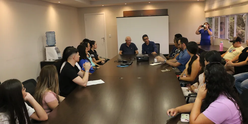 Reunião com mais de 30 estudantes aconteceu nesta sexta-feira (24)