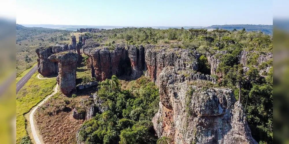 Localizado a apenas uma hora de Curitiba, ele é o primeiro parque estadual criado no Paraná