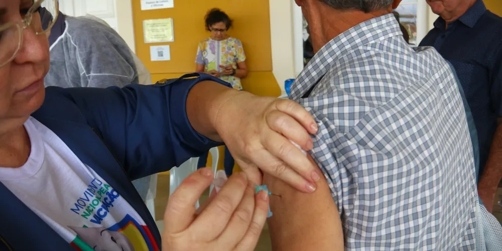 Ponta Grossa reforça mudança no esquema vacinal para idosos e gestantes