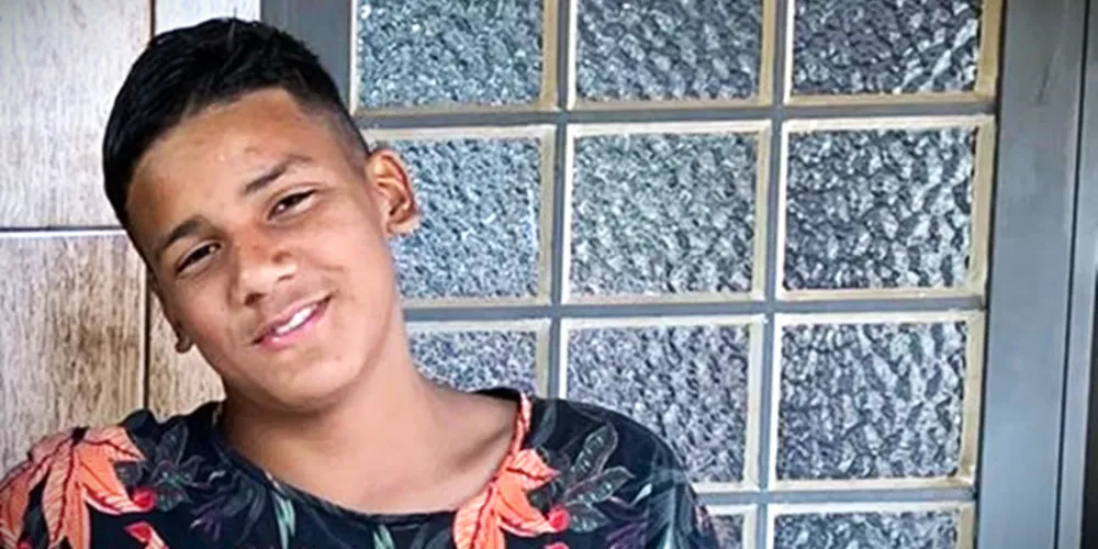 Vitor Hugo Ferreira Duarte, de 14 anos, segue internado