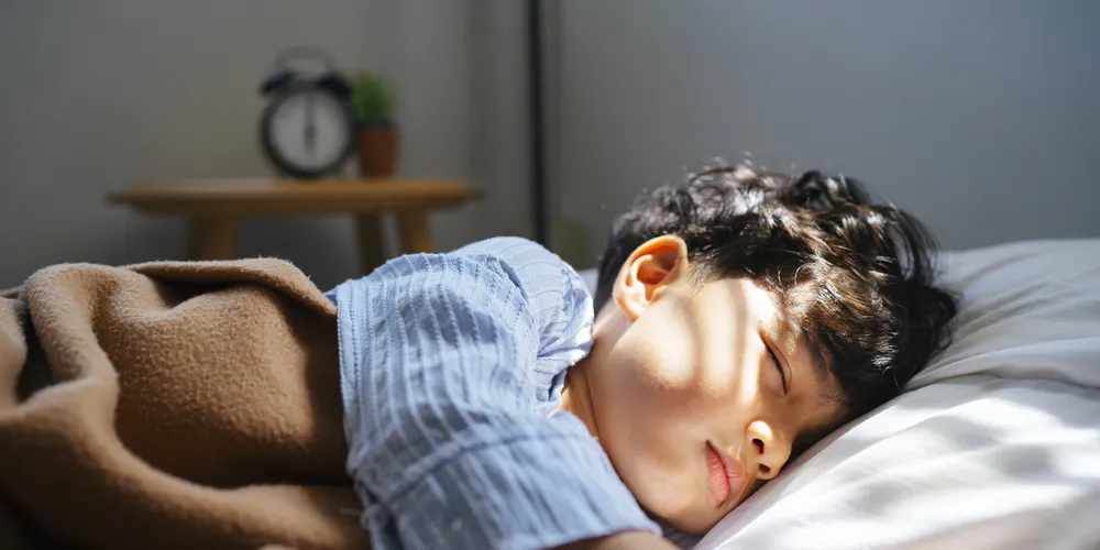 Uma semana antes das aulas começarem, médico aconselha fazer a criança dormir mais cedo, retirando estímulos que dificultam o sono