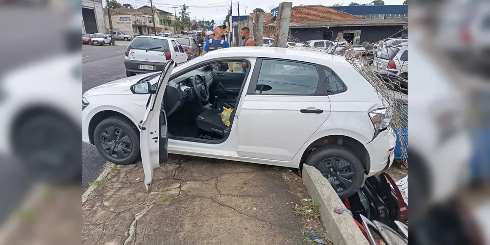 Nenhum ferido, apenas danos materiais durante acidente em Ponta Grossa