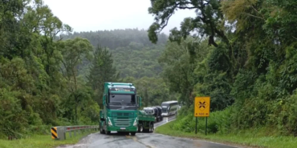 A orientação aos caminhoneiros é de procurar outras rotas apesar da distância maior