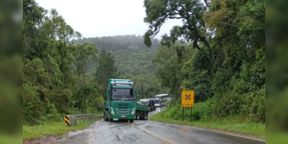 A orientação aos caminhoneiros é de procurar outras rotas apesar da distância maior