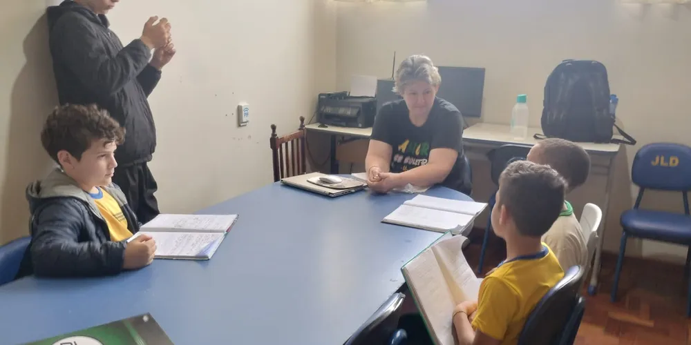 As crianças realizaram uma entrevista especial com uma professora da escola sobre a temática da aula