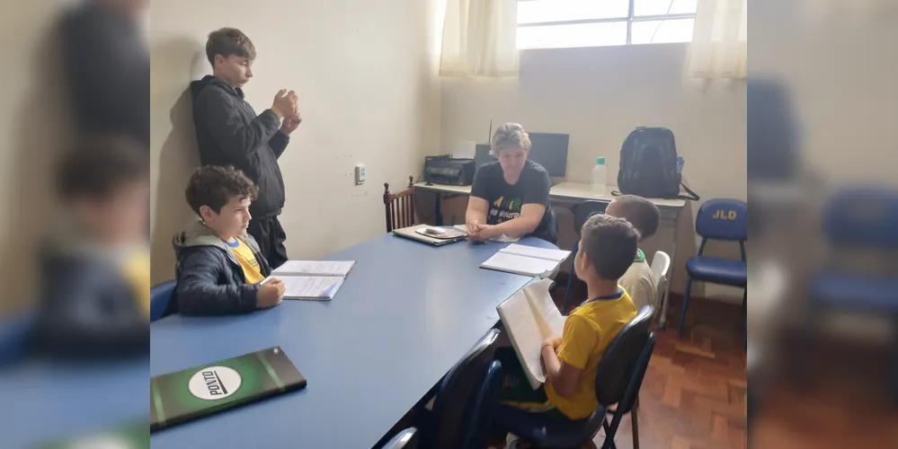 As crianças realizaram uma entrevista especial com uma professora da escola sobre a temática da aula